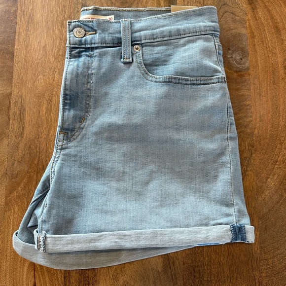 NWT Levi's Mid Rise Mid Length Rolled Cuff Stretch Denim Shorts light Wash - Picture 3 of 6